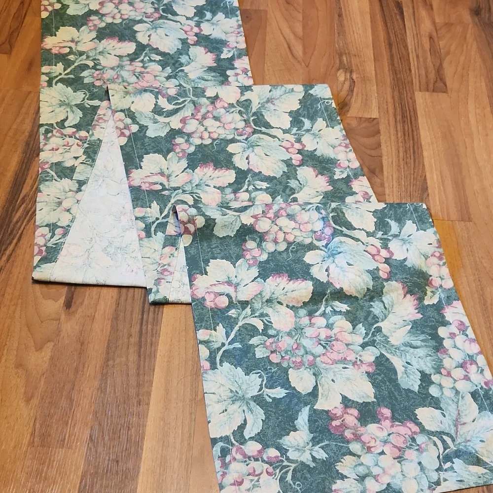 William Sonoma Table Runner Green Grapes Made in Italy 14x90